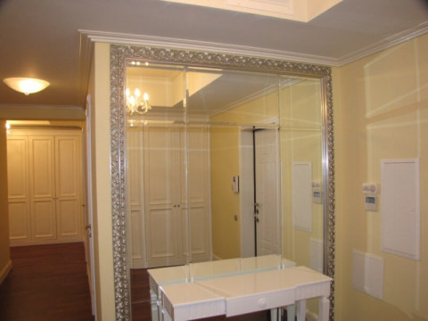 A mirror without a frame can be decorated with openwork moldings.