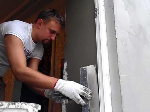 Plastering the slopes of the entrance doors