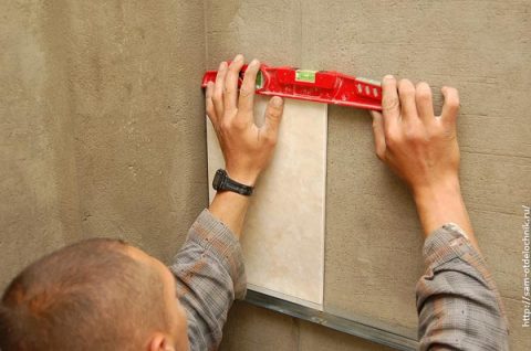 Checking the correct mounting of the tile