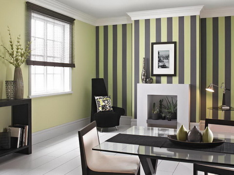 The combination of wallpaper with vertical stripes