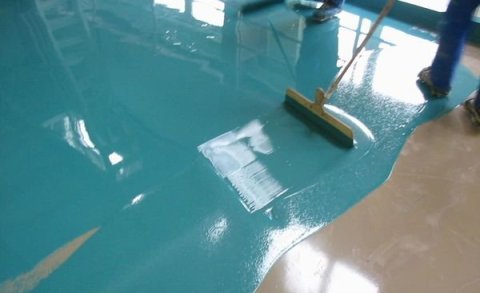 Application of polyurethane paint on a concrete floor