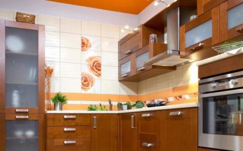 Decorating the walls of the kitchen with tiles