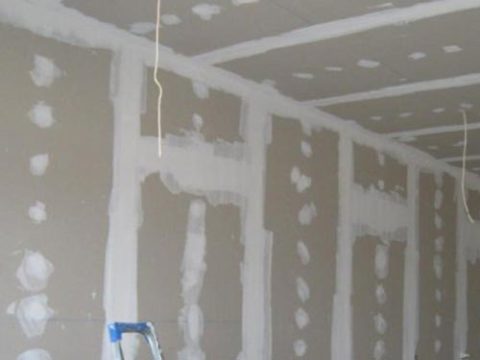 Preparing walls for applying putty.