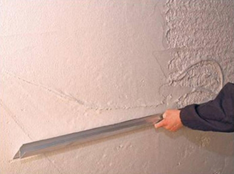 Putty of uneven walls requires the use of a spatula with a wider canvas.