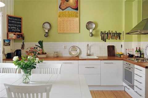 The combination of white furniture with bright green color