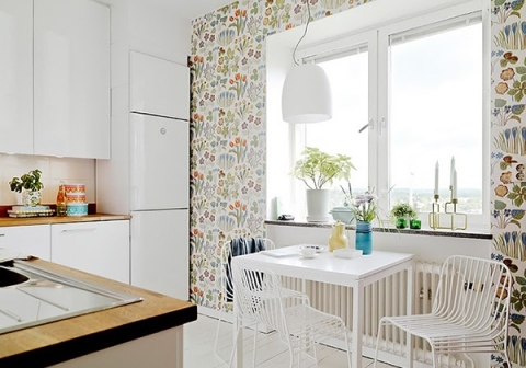 Glass wallpaper in the kitchen