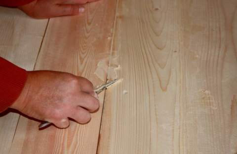 Sealing joints between planks using wood putty