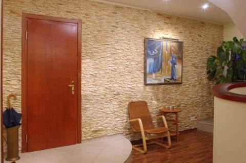 Beige color of the walls in the corridor