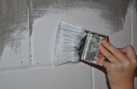 Enamel painting on concrete walls of a garage