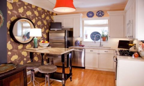 Accent wall with a large pattern in the interior of the kitchen