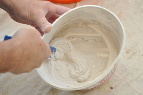 Plaster is bred in small portions - otherwise you just do not have time to work it out