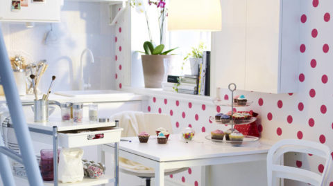 Polka dots on a white background visually increases the area of ​​the walls.