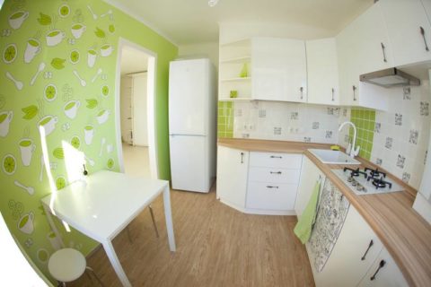 A large tint of the dining area is combined with the color of the tiles on the opposite wall and contrasts with white surfaces