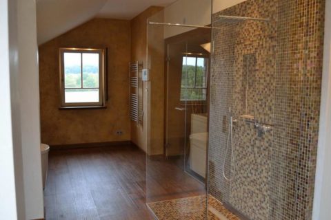 Mineral plaster in the interior of the bathroom