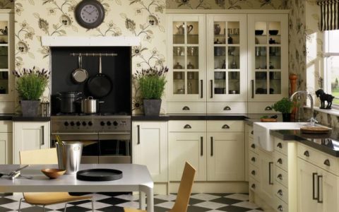 Wallpaper with a pattern matching the facades of the kitchen set create a single ensemble