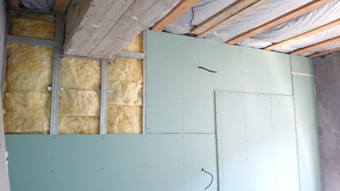 Overlap of seams with two-layer sheathing of an insulated wall