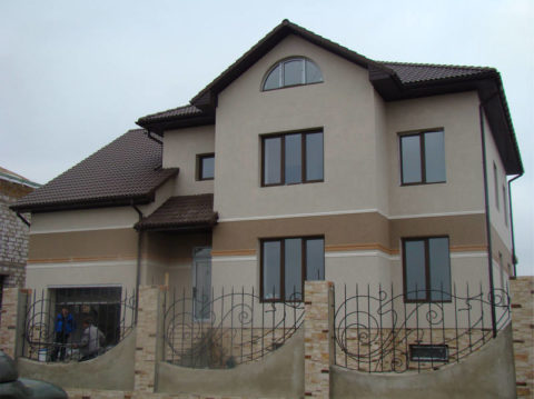 The use of mineral plaster for finishing the facade of a private house