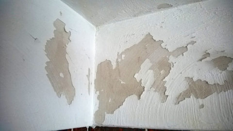 Hot water-soaked paint can be easily separated from the walls.