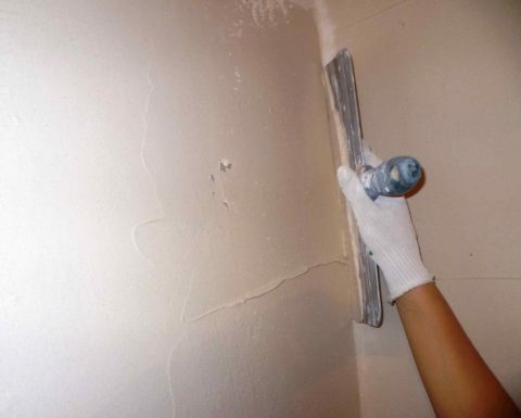 Puttying the walls with gypsum putty