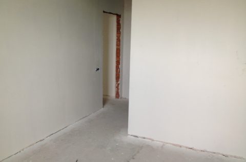 Walls in a new building after puttying