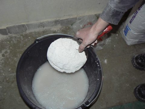 The dry mix is ​​evenly distributed over the water mirror