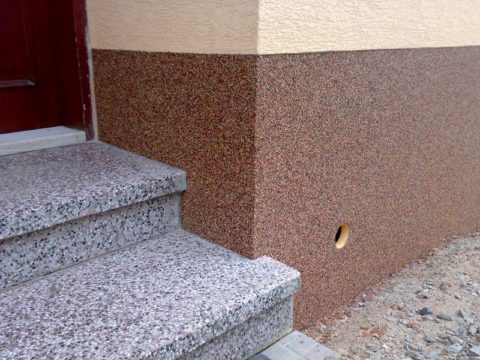 A successful combination of concrete steps and coarse mineral plaster on the basement of the building