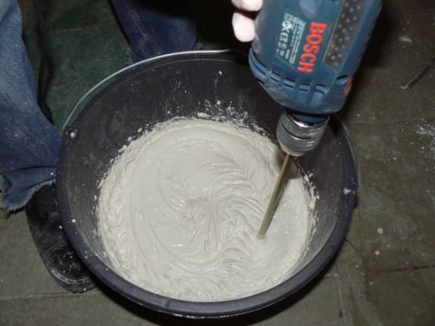 Mixing gypsum with a drill with a whisk