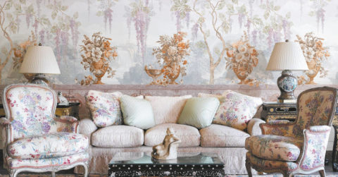 Harmonious combination of wallpaper and upholstery in the living room