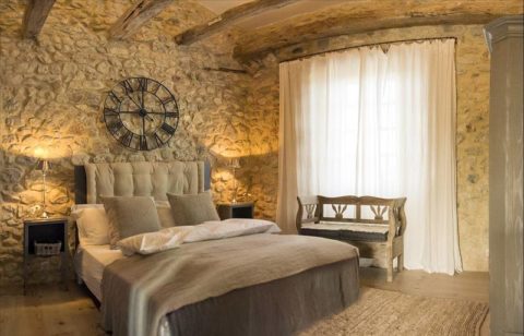 Imitation of stone in the bedroom interior