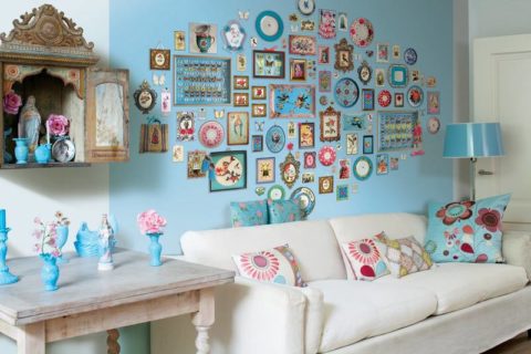 A plain wall can be animated with photo frames.