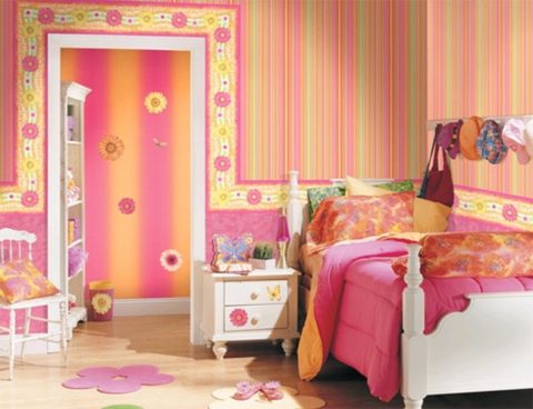 A vertical stripe on the wallpaper visually raises the height of the room