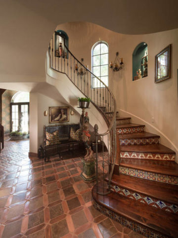 Decorative arch in the interior of the staircase