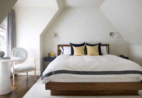 Decorating a niche with wallpaper in the bedroom