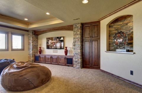 Natural stone in the decoration of columns and niches in the interior of the living room