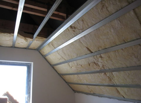 The ceiling and walls of the attic of drywall are insulated with mineral wool