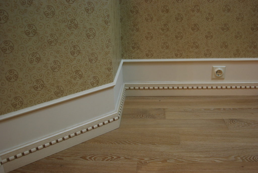 The right skirting board