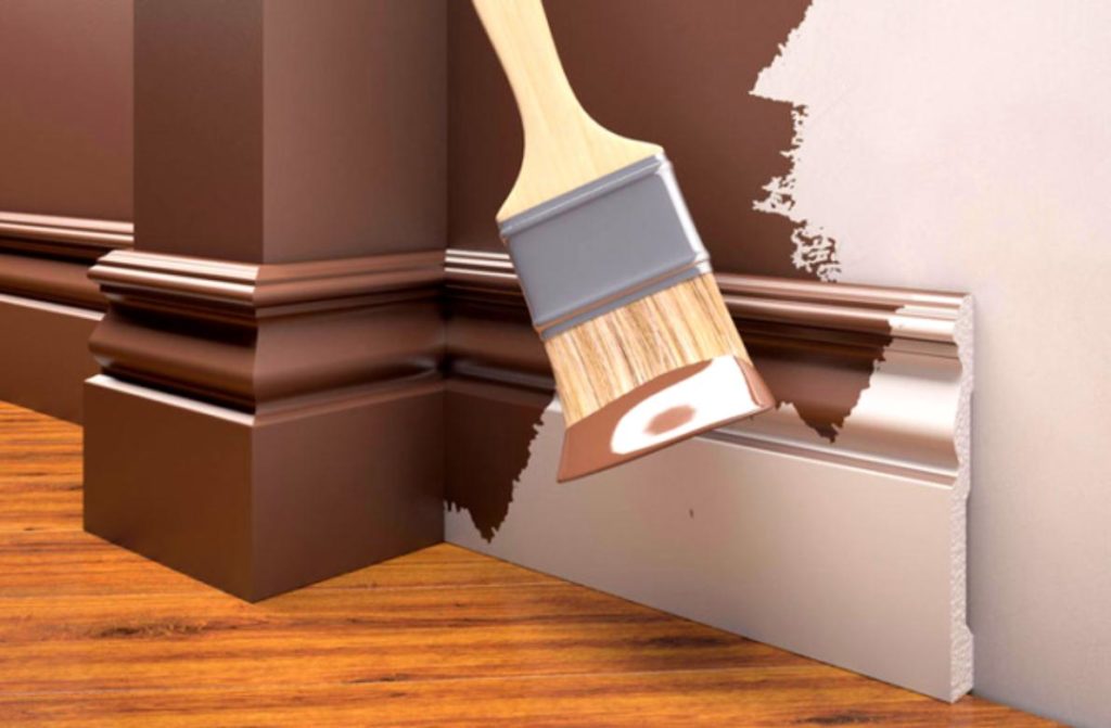 Skirting board in the color of the walls